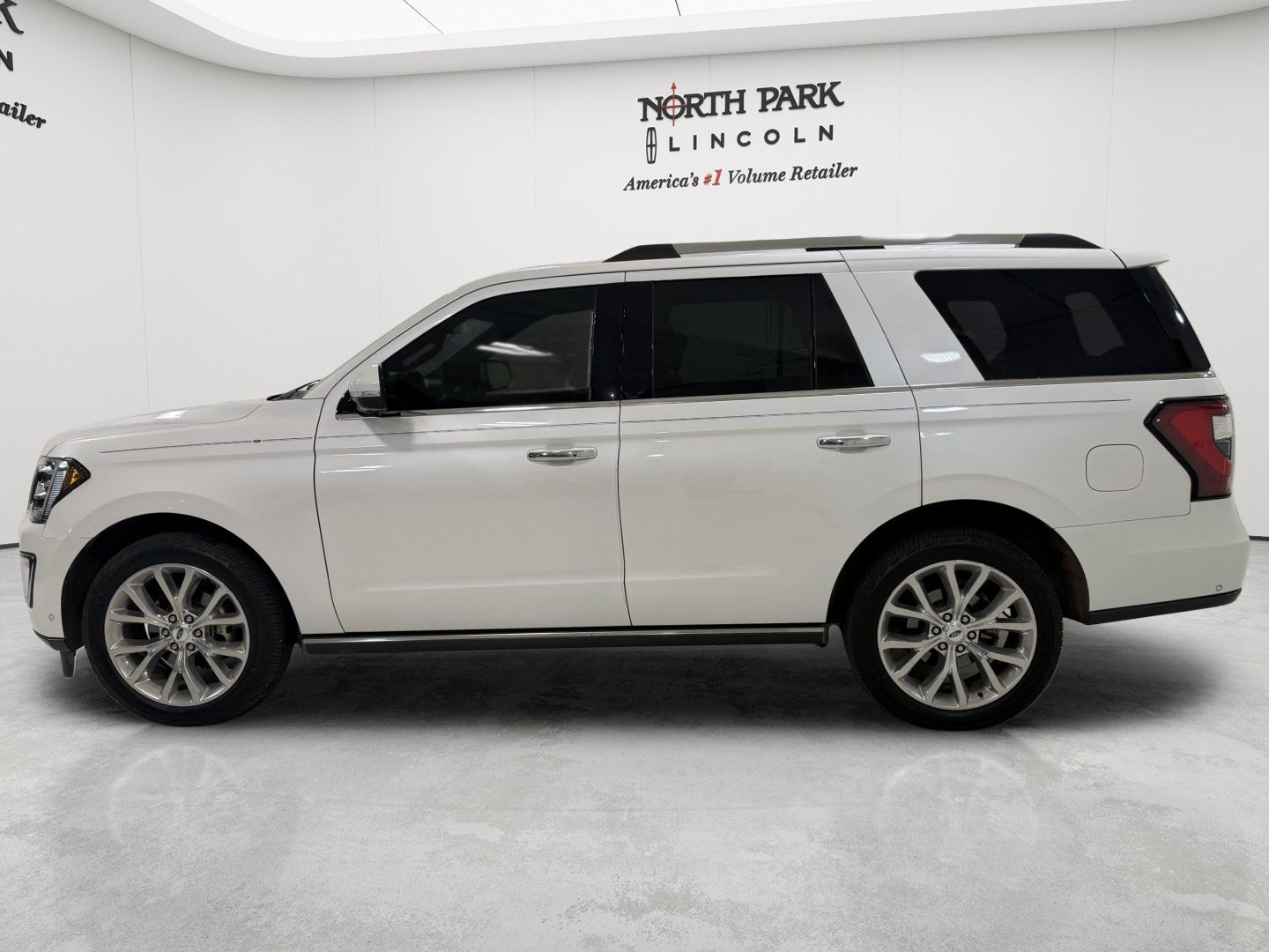 Used 2019 Ford Expedition Limited w/ Equipment Group 302A RWD image 2