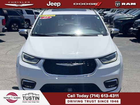 Used 2023 Chrysler Pacifica Limited FWD image 8
