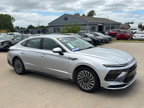 Used 2025 Hyundai Sonata SEL FWD image 1