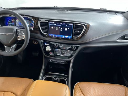 Used 2023 Chrysler Pacifica Pinnacle FWD image 20