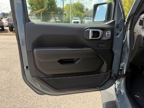 Used 2026 Jeep Wrangler Unlimited Sahara AWD/4WD image 14