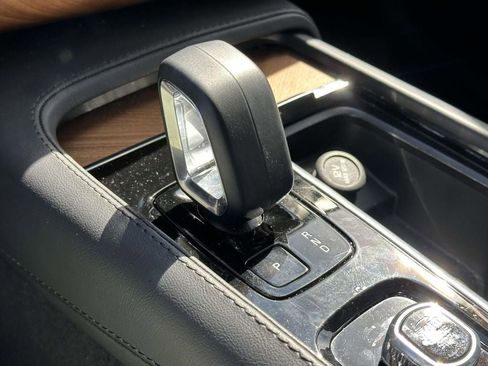 Used 2023 Volvo XC90 B6 Plus image 22