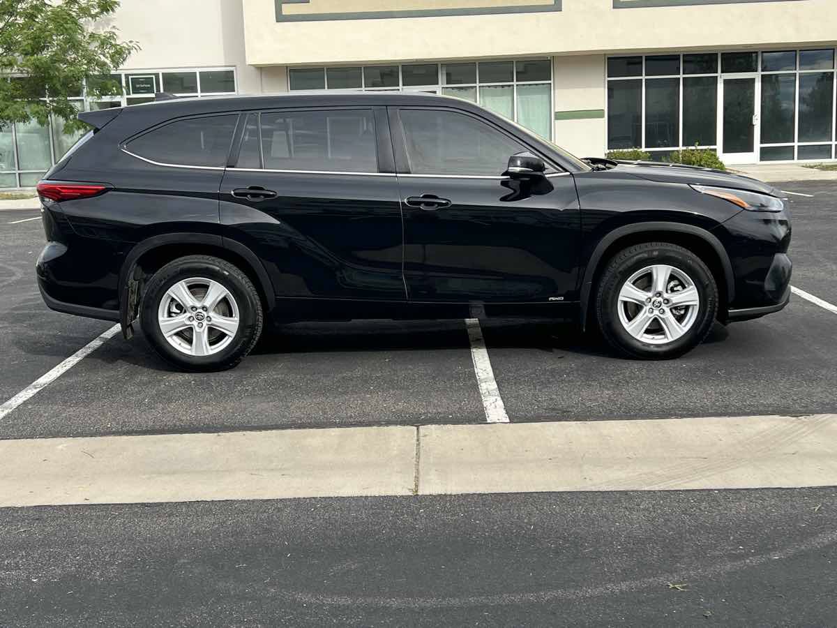 Used 2023 Toyota Highlander LE AWD/4WD image 2