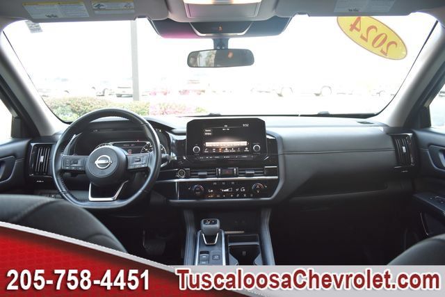 Used 2024 Nissan Pathfinder SV AWD/4WD image 3