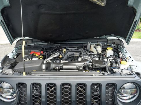 Used 2023 Jeep Gladiator Sport AWD/4WD image 17