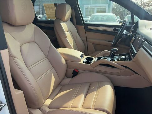 Used 2023 Porsche Cayenne Platinum Edition image 28