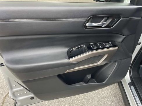 Certified 2023 Nissan Pathfinder Platinum w/ Black Appearance Package image 15