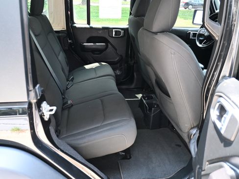 Used 2018 Jeep Wrangler Unlimited Sport S AWD/4WD image 6