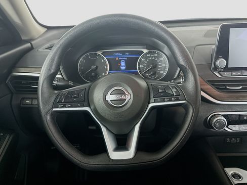 Used 2025 Nissan Altima 2.5 SV FWD image 17