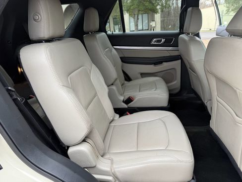 Used 2018 Ford Explorer XLT w/ Equipment Group 202A image 5