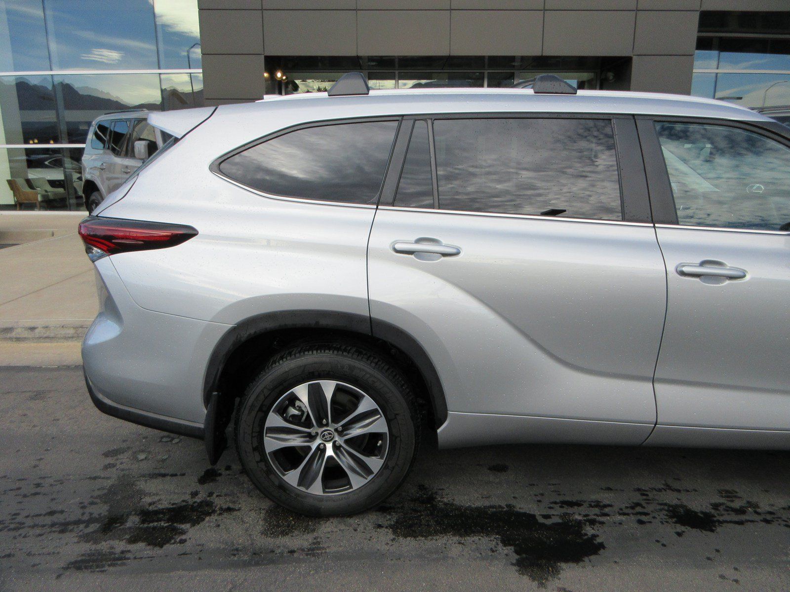 Used 2024 Toyota Highlander XLE AWD/4WD image 11