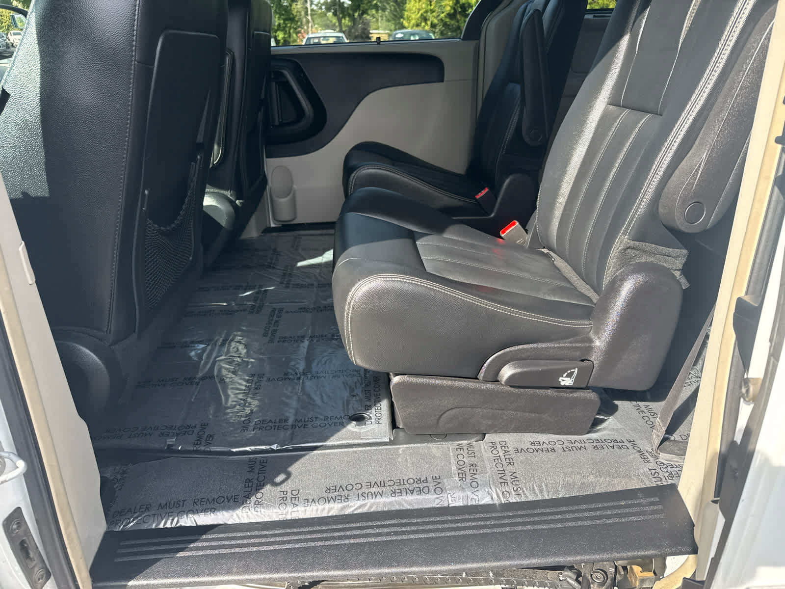 Used 2016 Chrysler Town & Country Touring FWD image 13