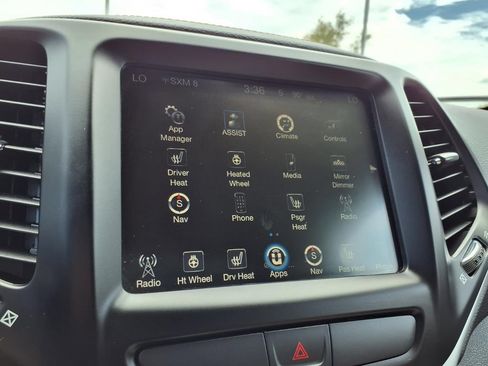 Used 2017 Jeep Cherokee Limited FWD image 3