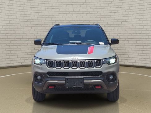 Used 2023 Jeep Compass Trailhawk AWD/4WD image 2