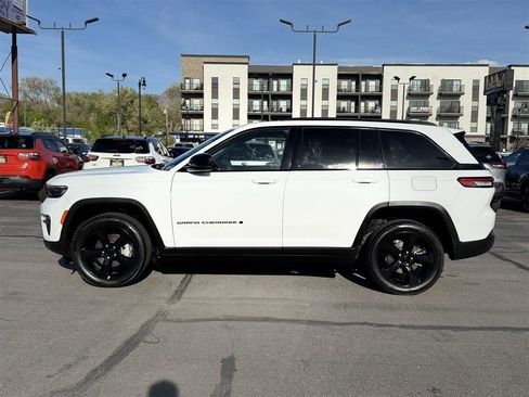 Used 2023 Jeep Grand Cherokee Limited w/ Black Appearance Package AWD/4WD image 3