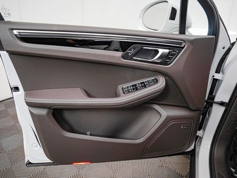 Certified 2025 Porsche Macan image 27