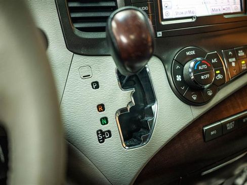 Used 2012 Toyota Sienna Limited w/ Premium Pkg FWD image 19