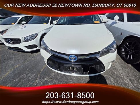 Used 2015 Toyota Camry SE w/ Moonroof Package FWD image 2