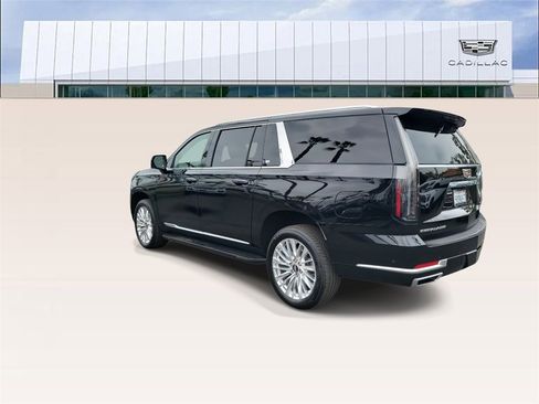 Used 2025 Cadillac Escalade ESV Premium Luxury image 6