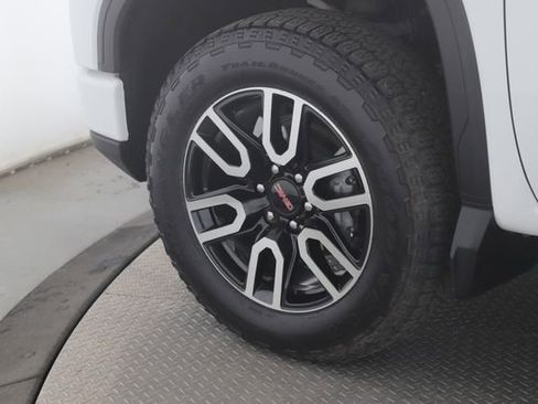Used 2025 GMC Sierra 1500 AT4 w/ Technology Package AWD/4WD image 13