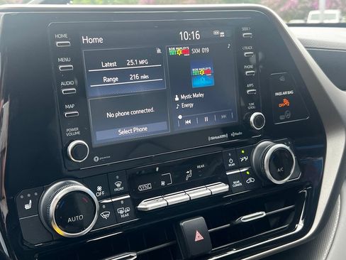Used 2022 Toyota Highlander XLE AWD/4WD image 11
