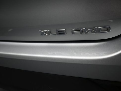 Used 2021 Toyota Highlander XLE image 44