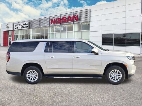 Used 2024 Chevrolet Suburban LT RWD image 3