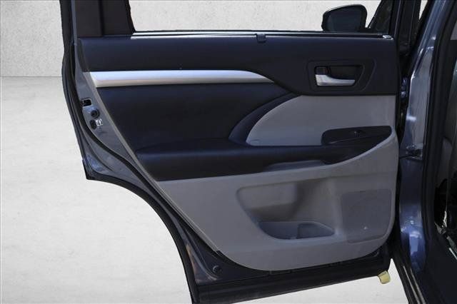 Used 2019 Toyota Highlander XLE AWD/4WD image 22
