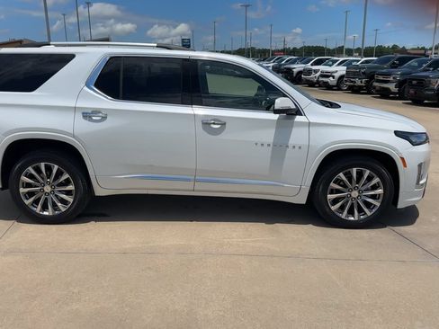Used 2023 Chevrolet Traverse Premier AWD/4WD image 2