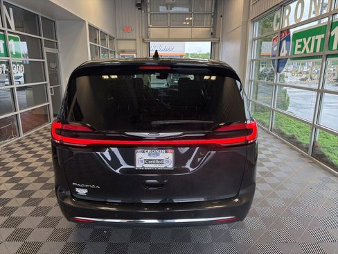 Used 2023 Chrysler Pacifica Touring-L FWD image 5