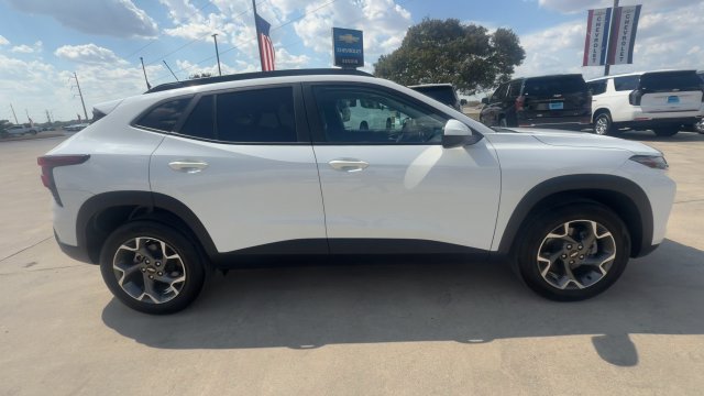 Used 2025 Chevrolet Trax LT FWD image 9