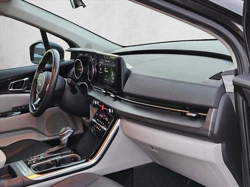Used 2024 Kia Carnival EX FWD image 19