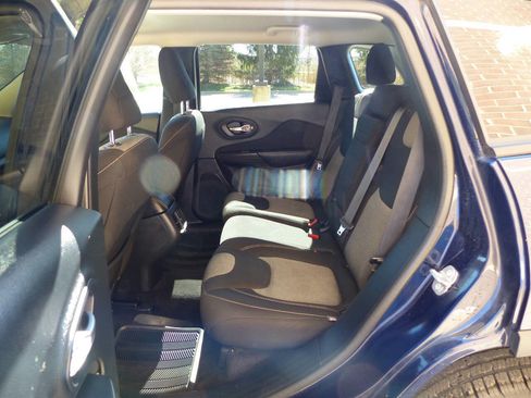 Used 2016 Jeep Cherokee Sport image 23