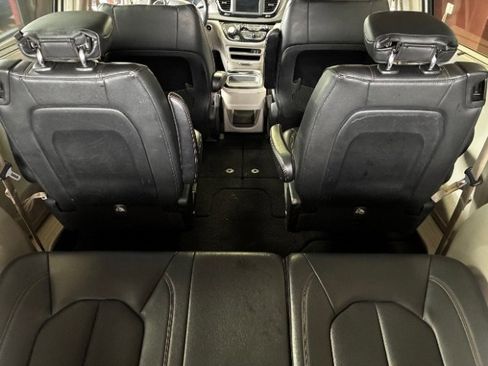 Used 2020 Chrysler Pacifica Touring-L FWD image 14