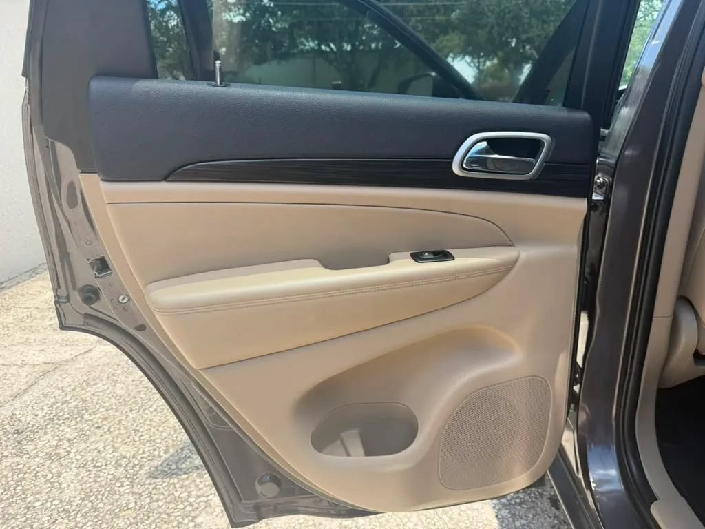 Used 2020 Jeep Grand Cherokee Laredo w/ 18" Wheel & 8.4" Radio Group RWD image 12