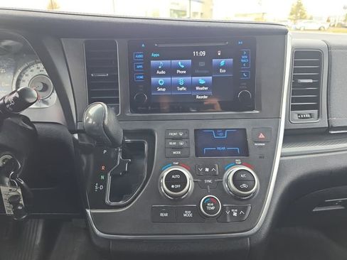Used 2017 Toyota Sienna SE image 23