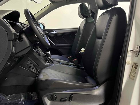 Used 2023 Volkswagen Tiguan SE w/ Panoramic Sunroof Package image 44