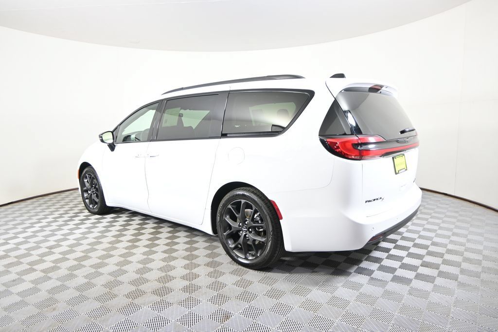 Used 2025 Chrysler Pacifica Limited FWD image 4
