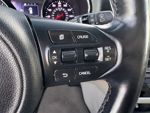 Used 2017 Kia Sedona LX w/ LX Essentials Premium Package image 17