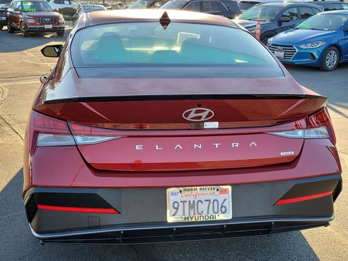 Certified 2025 Hyundai Elantra SEL image 18