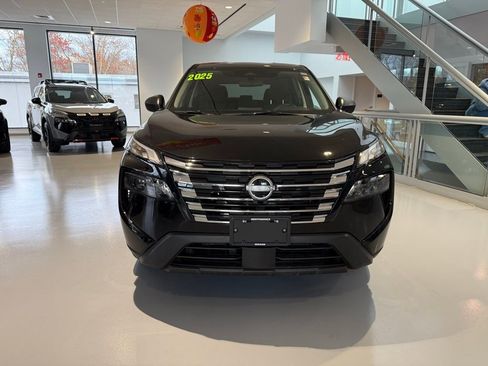 Used 2025 Nissan Rogue S image 32