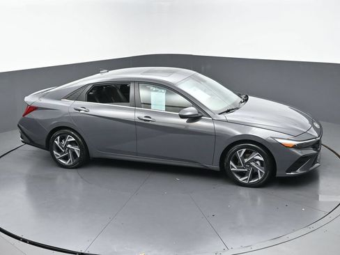 Used 2025 Hyundai Elantra SEL FWD image 42