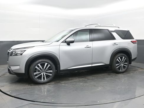 New 2025 Nissan Pathfinder Platinum image 4