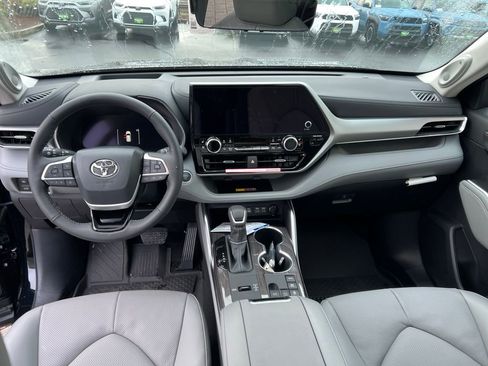 New 2026 Toyota Highlander Platinum image 18