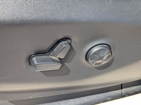 Used 2023 Chrysler Pacifica Touring-L FWD image 28