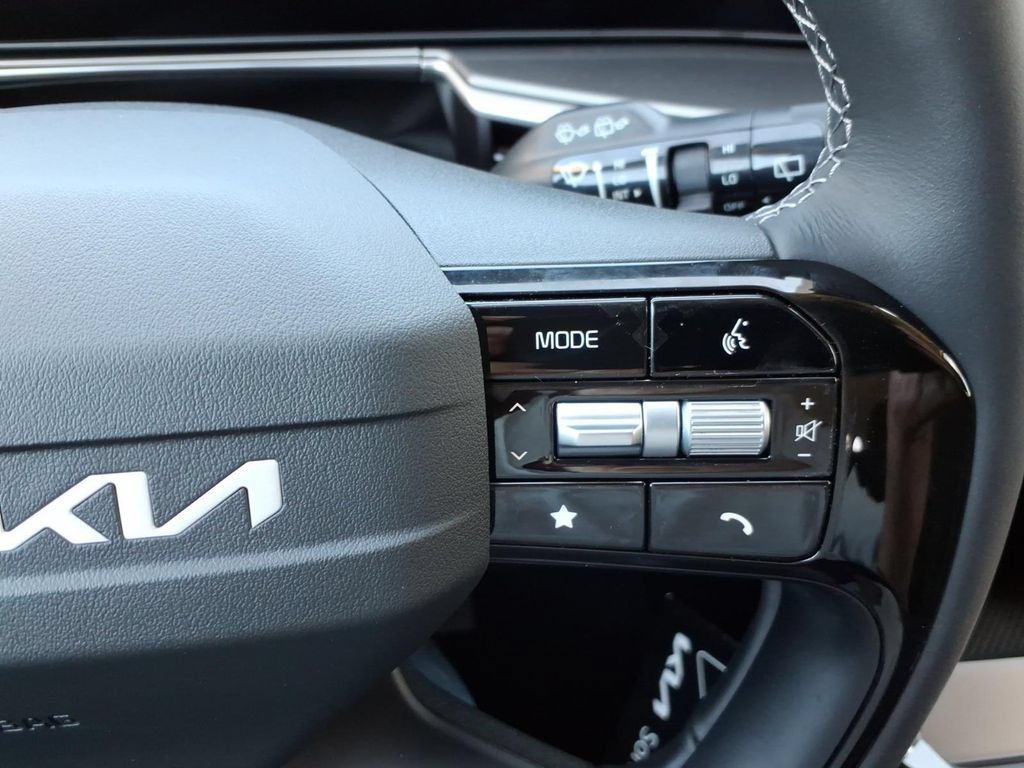Certified 2026 Kia Sorento LX FWD image 24