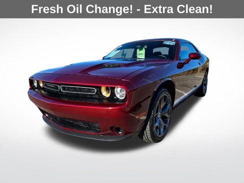 Used 2017 Dodge Challenger SXT image 3