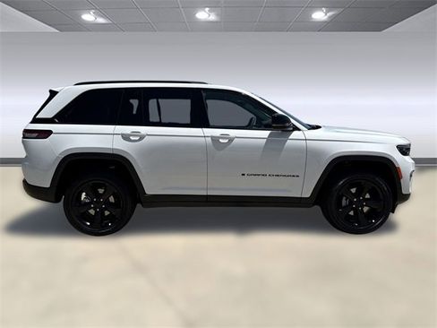 New 2025 Jeep Grand Cherokee Altitude image 6