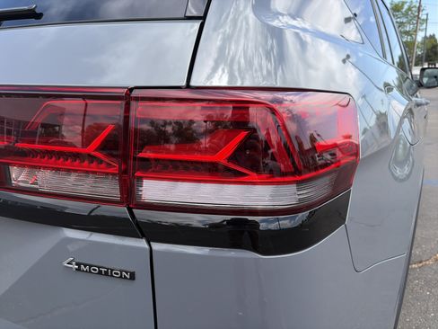 Used 2024 Volkswagen Atlas Peak Edition SE AWD/4WD image 31