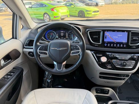 Used 2017 Chrysler Pacifica Touring-L Plus w/ Tire & Wheel Group image 29